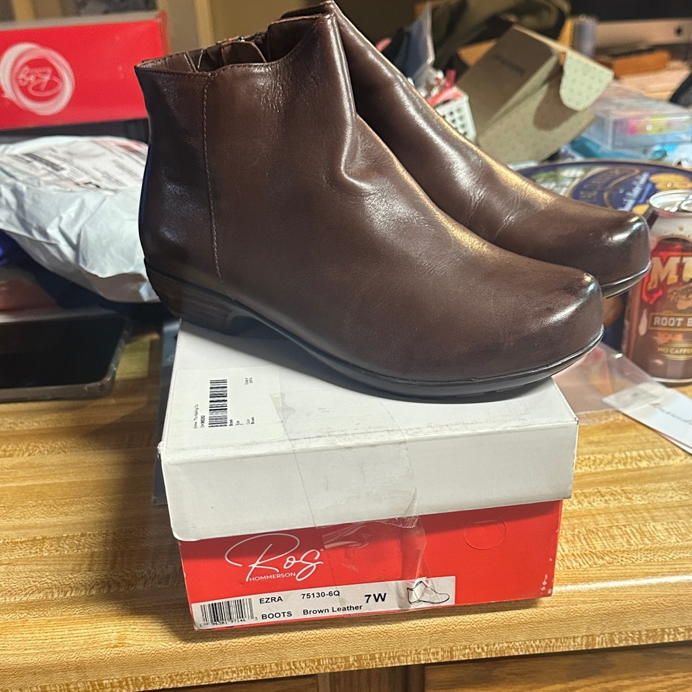 NIB Ros Hommerson Ezra Bootie in Dark Brown Leather Size 7W